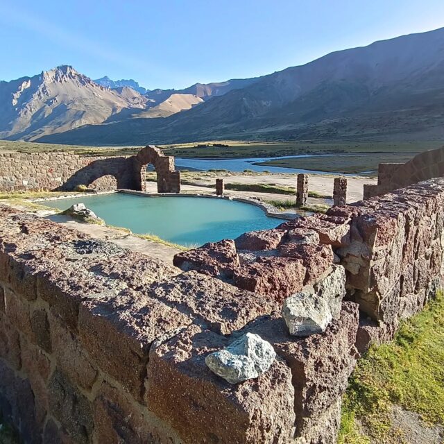 Les comparto algunas joyas naturales imperdibles al explorar los valles de la provincia de Mendoza, ideales para quienes buscan paisajes de alta montaña, naturaleza prístina y experiencias al aire libre.

Valle del Sosneado:
Destaca por su entorno agreste y poco intervenido. Aquí se combinan lagunas de montaña, ríos de deshielo y termas naturales, además del enigmático hotel abandonado de las Termas del Sosneado, que añade un atractivo histórico al paisaje.
🏕️ Camping libre, ideal para viajeros autónomos.
⛰️ Altitud superior a los 2.000 metros sobre el nivel del mar.
⚠️ No cuenta con servicios: es fundamental ir bien preparado con agua, alimentos, abrigo y combustible

Valle Hermoso:
Se encuentra detrás del reconocido Centro de esquí Las Leñas, y es uno de los valles más accesibles y equipados de la zona. Rodeado de montañas y lagunas, combina naturaleza con mayor comodidad para el visitante.
🚻 Infraestructura disponible: baños, restaurante e incluso conexión a internet.
🥾 Sendero de trekking hacia termas, ideal para una caminata de día.
⛰️ También se sitúa sobre los 2.000 metros de altitud
☀️ Recomendación importante: llevar toldo o sombra, ya que hay poca protección natural del sol.

Diferentes destinos, con más o menos comodidad, ambos perfectos para quienes buscan tranquilidad, fotografía de paisajes y contacto directo con la naturaleza en estado puro.
